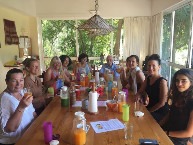 juice fasting retreat group at table 